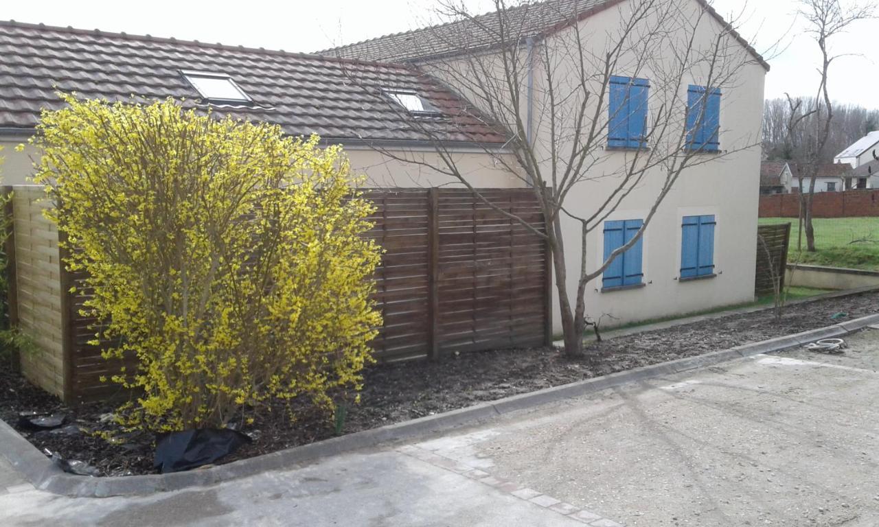 Les Champs Apartment Cernoy-en-Berry Екстериор снимка