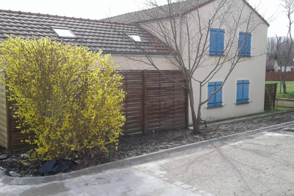 Les Champs Apartment Cernoy-en-Berry Екстериор снимка