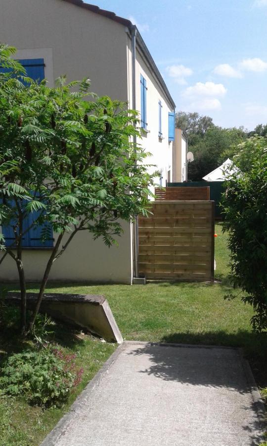 Les Champs Apartment Cernoy-en-Berry Екстериор снимка